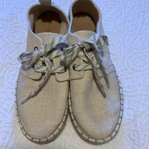 Canvas shoes with tie